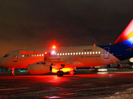 В РФ пассажирский Boeing потерял крыло при аварийной посадке (видео)