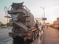 Отказали тормоза: неуправляемый грузовик вылетел на один из главных проспектов Киева (фото)