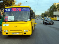 В Киеве машина Uber влетела в маршрутку: фото последствий аварии