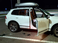 Вытащили из авто вместе с сумкой: в сети рассказали о дерзком ограблении на заправке на трассе Киев-Одесса