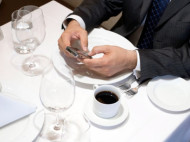 Сколько минут допустимо говорить по телефону за столом: советы ресторанного эксперта