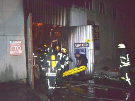Спасатели тушат пожар на СТО в Одессе 