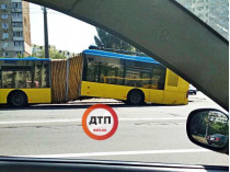 разломался пополам троллейбус в Киеве