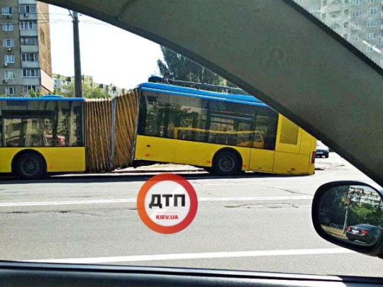 разломался пополам троллейбус в Киеве