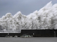 Масштабный тайфун "Джеби" в Японии: появились впечатляющие фото и видео 
