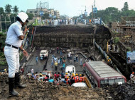 В Индии рухнул мост с автомобилями (фото)