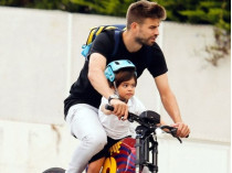футболист Жерар Пике с ребенком на велосипеде
