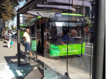 Троллейбус в Харькове врезался в остановку