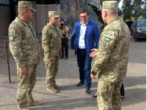 Юрий Луценко с военнослужащими