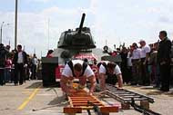 Два белорусских силача установили мировой рекорд, сдвинув с места танк т-34 весом более 30 тонн и протащив его пять метров