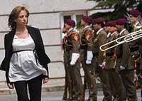 37-летняя министр обороны испании родила первенца