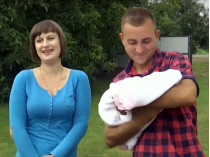 Анатолий Клипинский с новорожденной Соломийкой и ее мамой Еленой