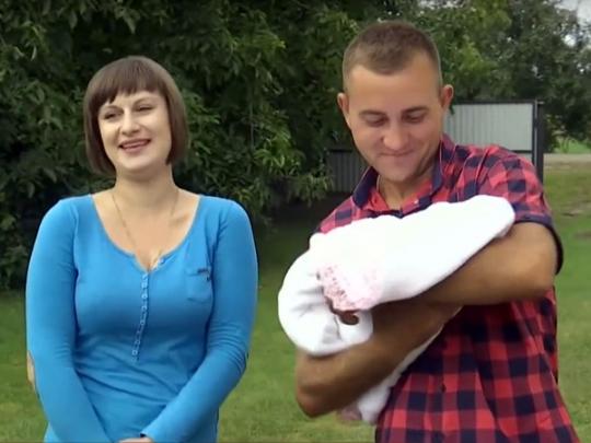 Анатолий Клипинский с новорожденной Соломийкой и ее мамой Еленой