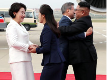 Лидеры двух Корей и их жены