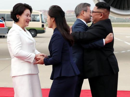 Лидеры двух Корей и их жены