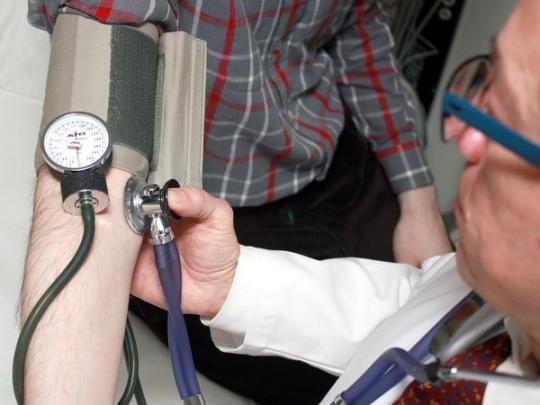 врач измерает давление