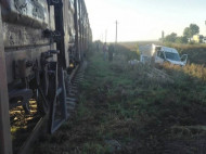 Поезд протаранил автобус с людьми под Николаевом: чудом никто не погиб (фото)