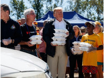 Трамп с контейнерами с едой