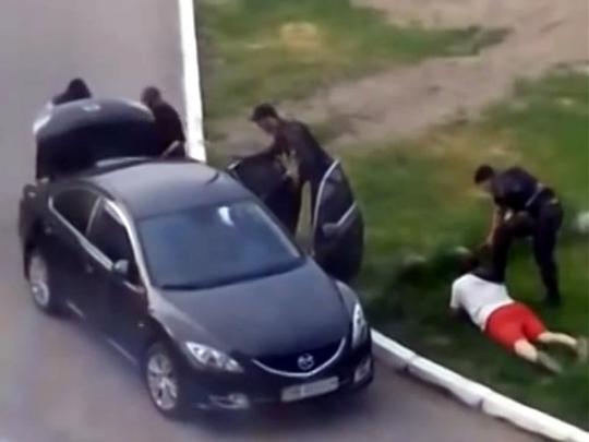 боевики отбирают авто у жителя Луганска