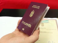 Будапешт угрожает Киеву из-за видео выдачи венгерских паспортов в Закарпатье