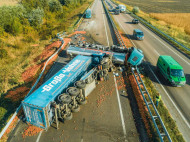 ДТП под Киевом: в фуру влетел тягач с молоком (фото)