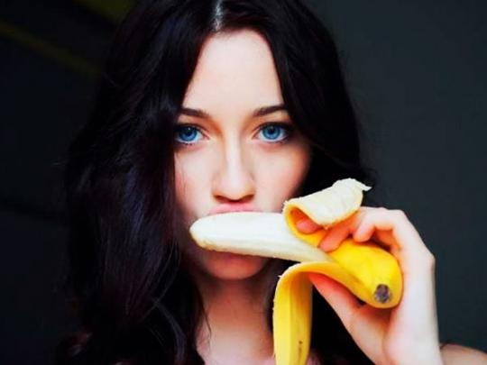 Девушка и банан