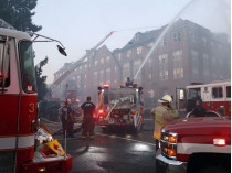 Пожарные тушат огонь в доме престарелых