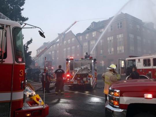 Пожарные тушат огонь в доме престарелых