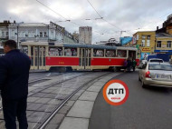 "Дрифтанул": в Киеве трамвай сошел с рельсов (фото)