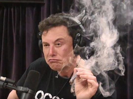 Илон Маск курит марихуану
