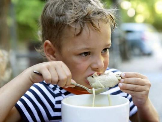 Ребенок ест суп