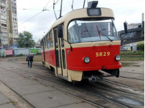 Трамвай в Киеве сошел с рельсов