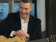 Кличко спел под гитару под пристальным взглядом президента WBC (видео)