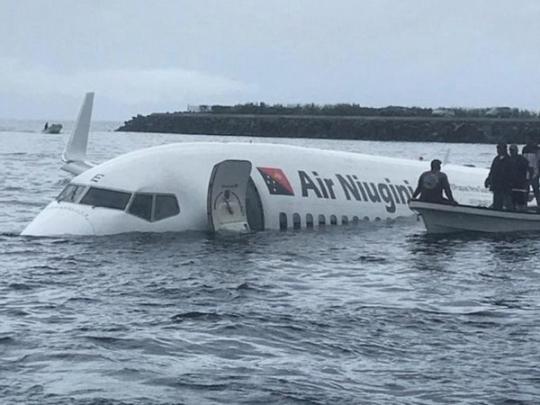 Самолет в воде