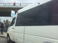 Под Киевом вооруженные люди захватили маршрутку с пассажирами: подробности и фото