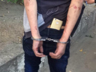 Угрожал ножом: в Киеве грабитель поджидал жертв у банкомата (фото)