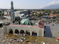 Цунами в Индонезии: счет жертв идет на тысячи (видео)