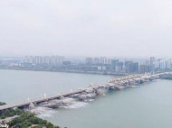 В Китае взорвали мост длиной полтора километра: появилось впечатляющее видео