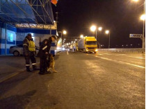 Движение грузовиков через Крымский мост