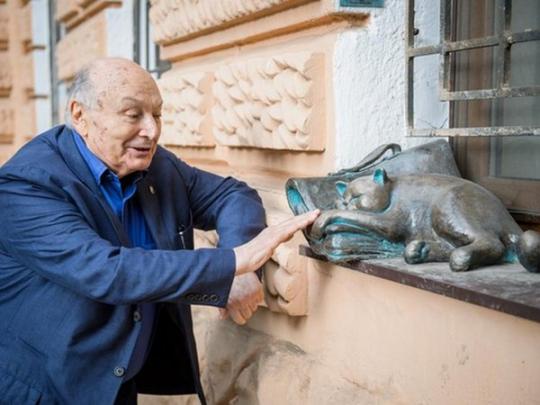 Михаил Жванецкий со скульптурой «Кот на портфеле» у Всемирного клуба одесситов