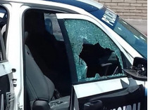 Полицейская машина с разбитыми окнами