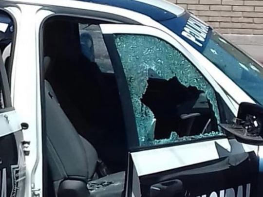 Полицейская машина с разбитыми окнами