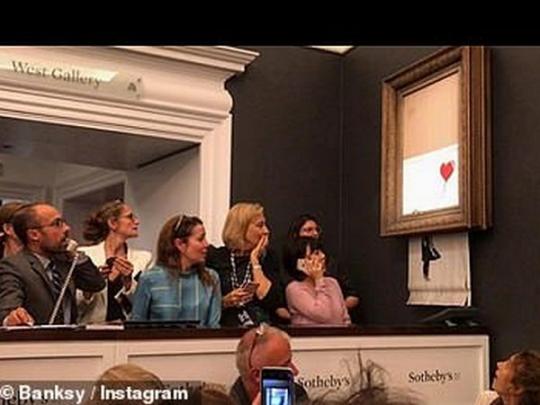 Картина Бэнкси самоуничтожается во время аукциона