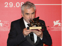 Альфонсо Куарон держит в руках приз «Золотой лев»