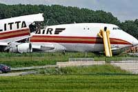 В аэропорту брюсселя «боинг-747», пытаясь взлететь, раскололся пополам