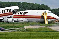 В аэропорту брюсселя «боинг-747», пытаясь взлететь, раскололся пополам