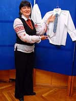 «катерина ющенко умеет вышивать. Это видно по тому, как она держит иголку, кладет стежки. Она посетовала, что у нее получается не так складно, как у меня», -