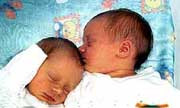 Нашедшие друг друга женщины-близнецы, которых 35 лет назад перепутали в роддоме, требуют моральную компенсацию в несколько миллионов евро