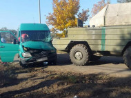 Возле Днепра БТР врезался в маршрутку: фото с места аварии