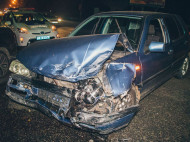 Полуночный таран: в Киеве на Окружной ударились лоб в лоб два Volkswagen